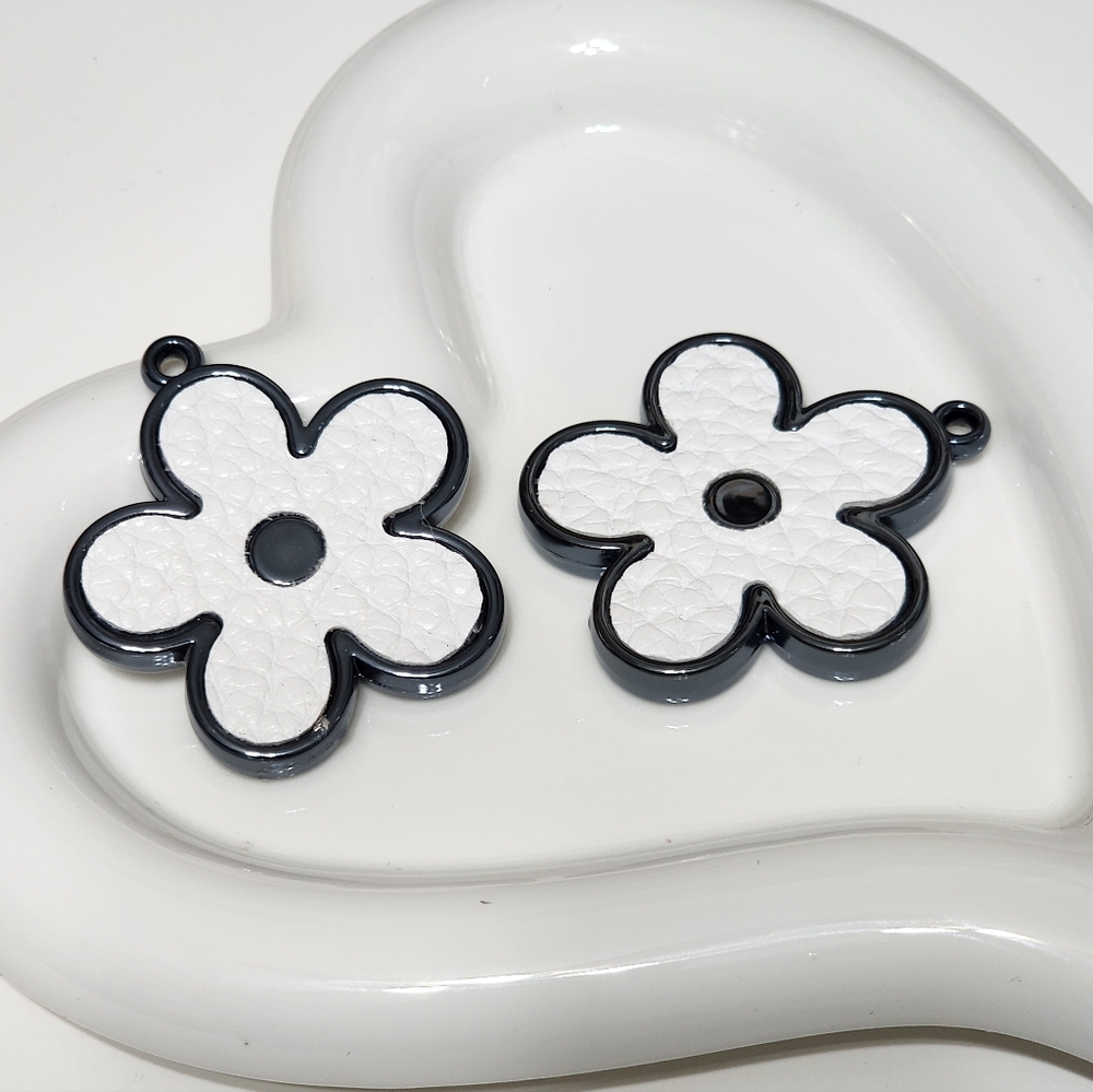 White Flower Pendants Charms Keychains Jewelry Making Bag Clips Crafts‎ DIY 2 Pc